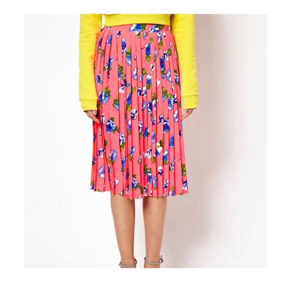 Asos Pleated Midi Skirt in Floral Print - Picture 2 of 10